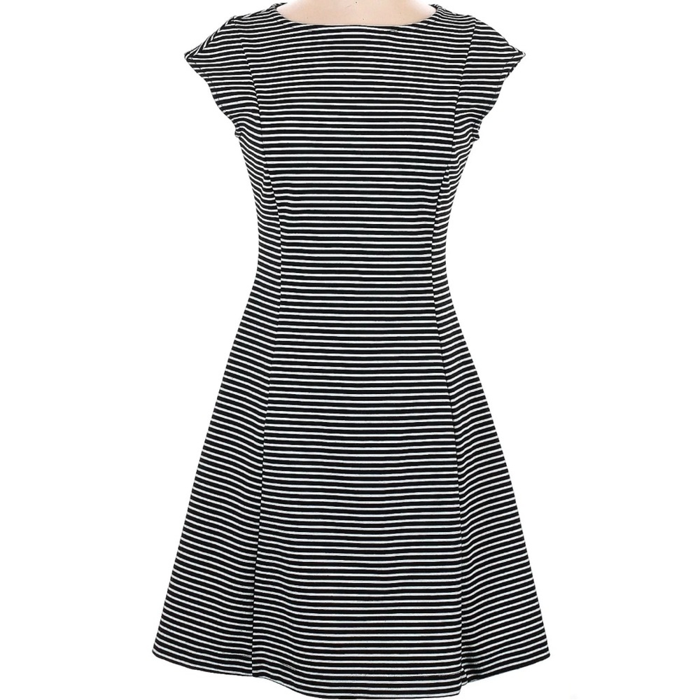 🆕 GAP Women's Striped Fit & Flare Skater Dress with Cap Sleeves 8 - Picture 2 of 16